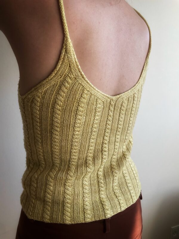 Kvinde i strikket camisole
