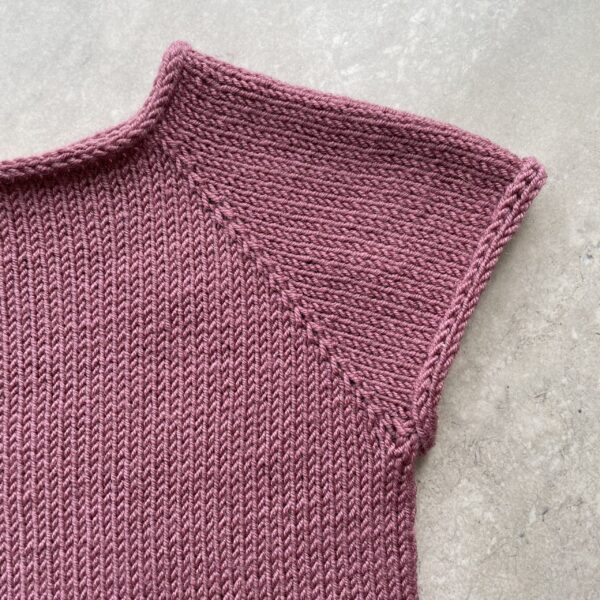 Strikket raglan flæsebluse