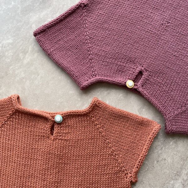 Strikket raglan bluse til baby pige