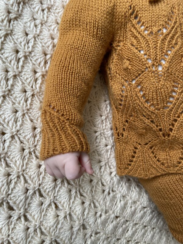 Baby i strukturstrikket cardigan