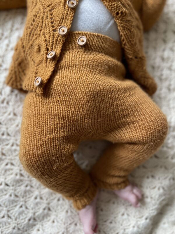 Baby i strikket cardigan og bukser