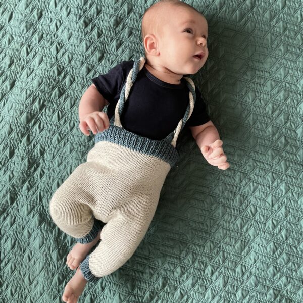 Baby i strikkede selebukser