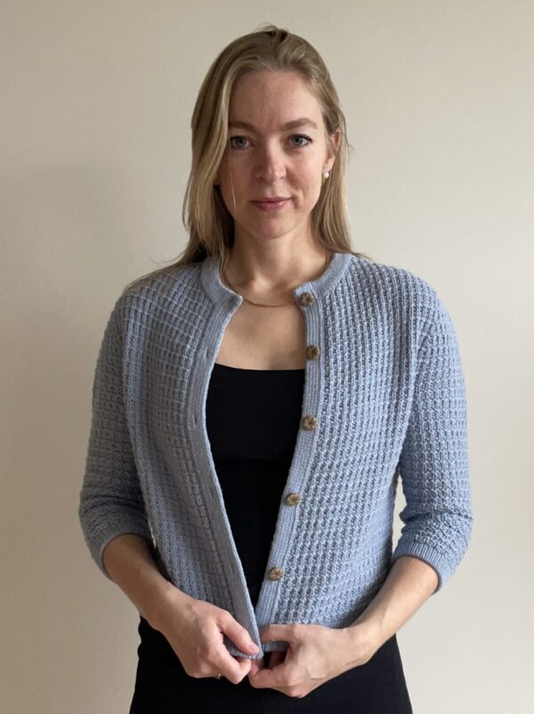 Kvinde i strikket cardigan