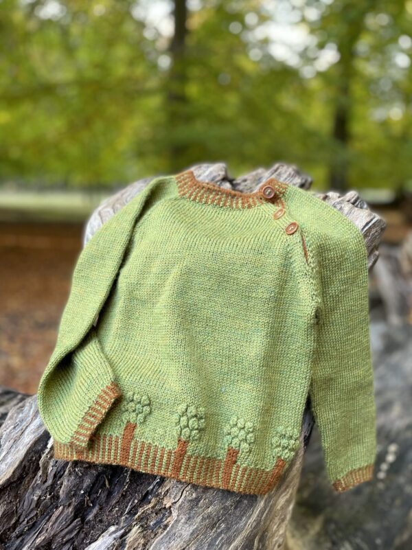 Strikket raglansweater med træer