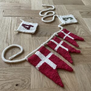 Strikkede flag og tal på snor til fødselsdag