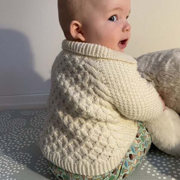 Baby i strukturstrikket cardigan