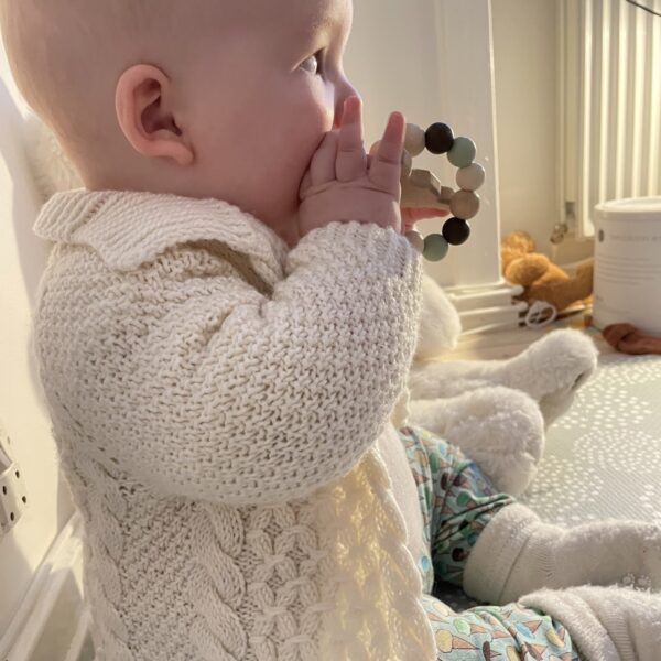 Baby i strikket cardigan