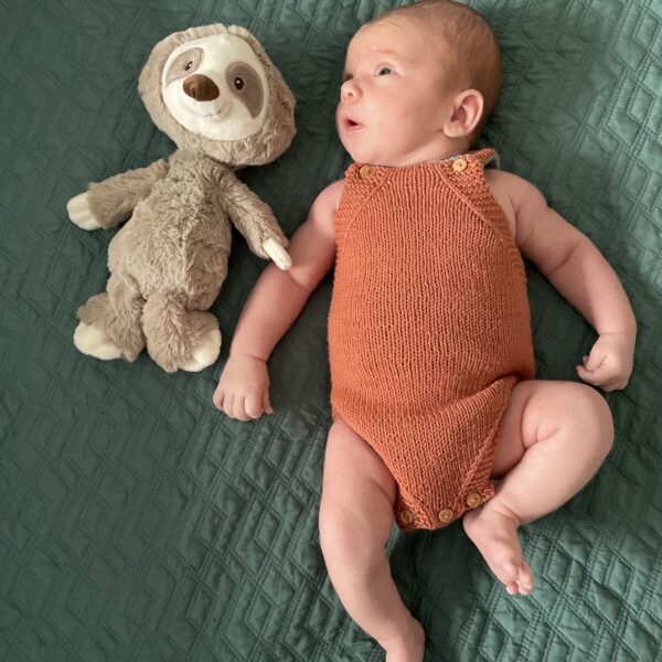 baby i strikket dragt