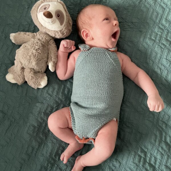 baby i strikket romper