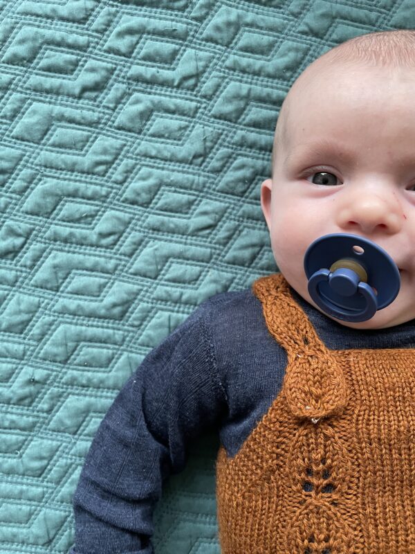 baby i strikket dragt