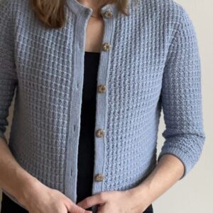 kvinde i strikket cardigan