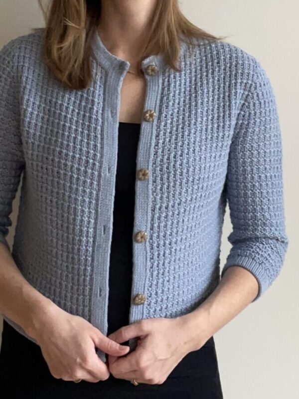 kvinde i strikket cardigan