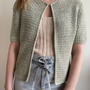 Kvinde i strikket cardigan