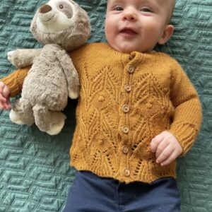 baby i strikket cardigan med japansk strukturmønster