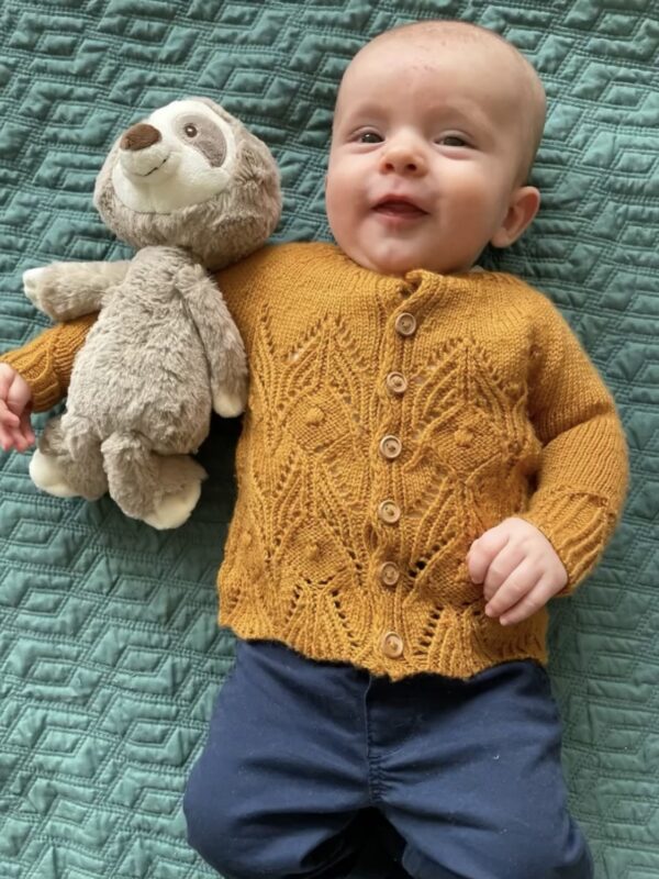 baby i strikket cardigan med japansk strukturmønster