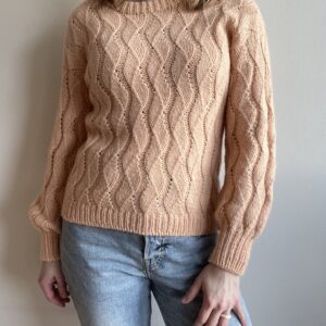 kvinde i strikket sweater